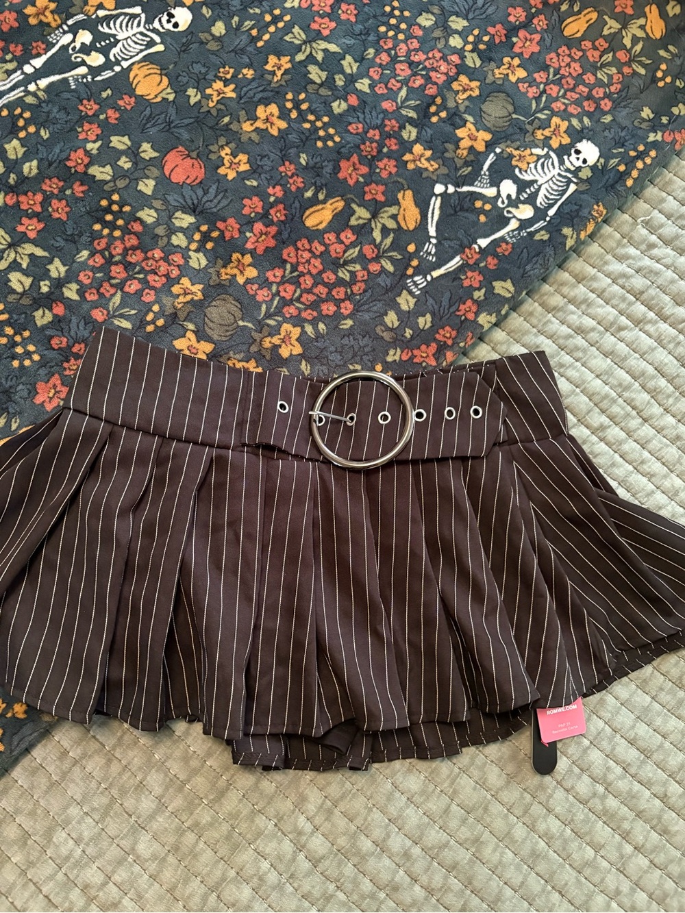 ROMWE Black Pinstripe Pleated Mini Skirt with Round Buckle
